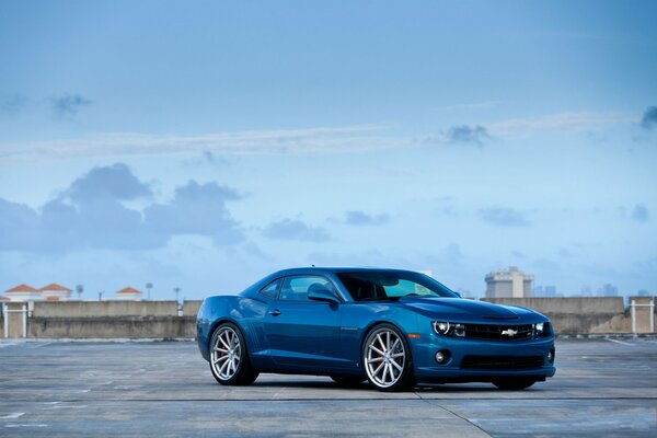 Niebieski Chevrolet Camaro SS widok z przodu