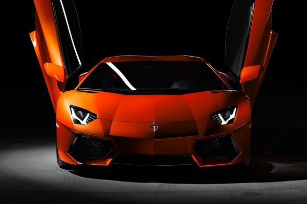 Lamborghini czerwone z otwartymi drzwiami do góry