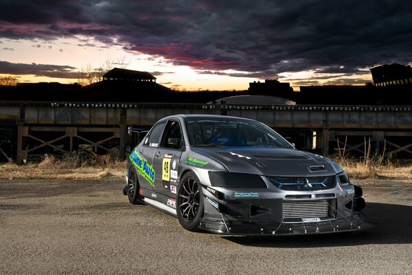 Mitsubishi stoi na tle zachmurzonego nieba