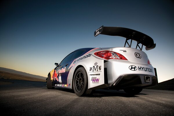 Hyundai na wiejskiej drodze
