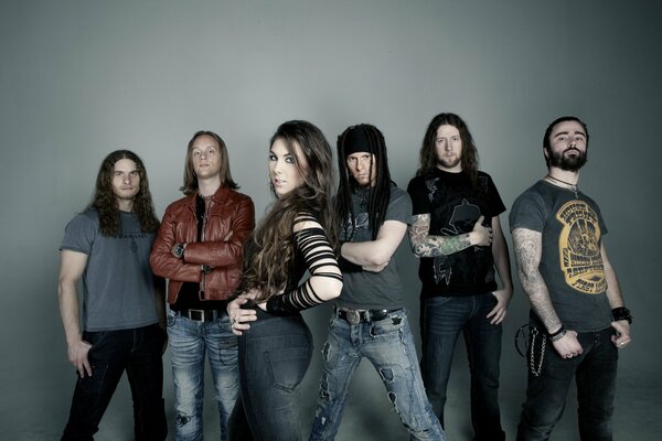 Muzycy zespołu metalowego na szarym tle