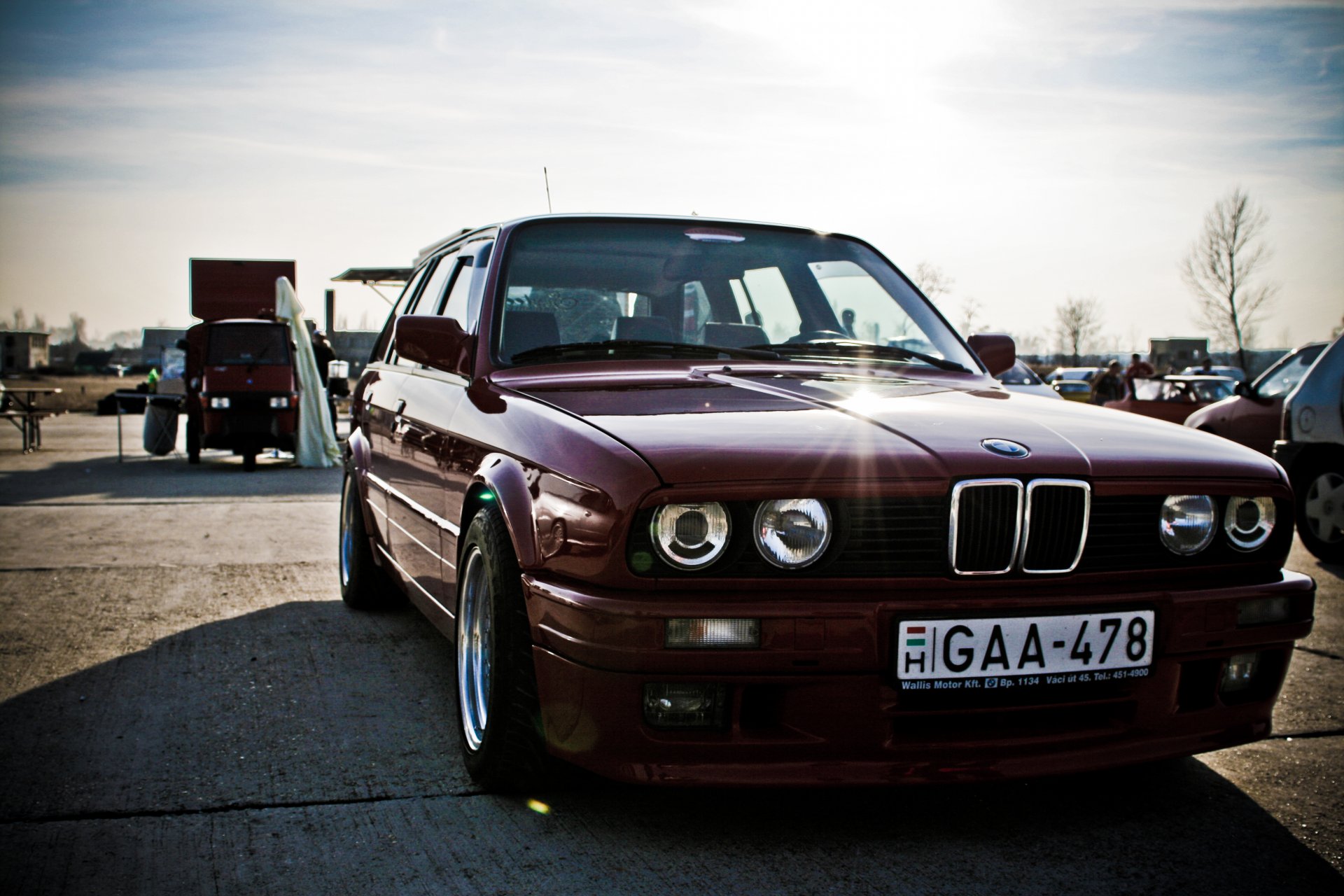 bmw e30 m3 тouring старая тюнинг темно-красная фары злая мощность выставка автомобилей