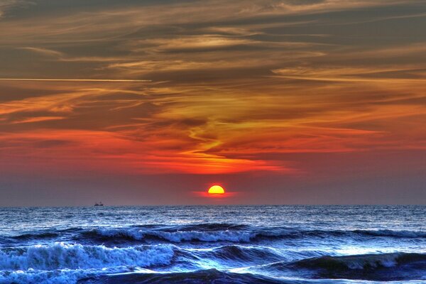 Закат и море в волнах, hdr