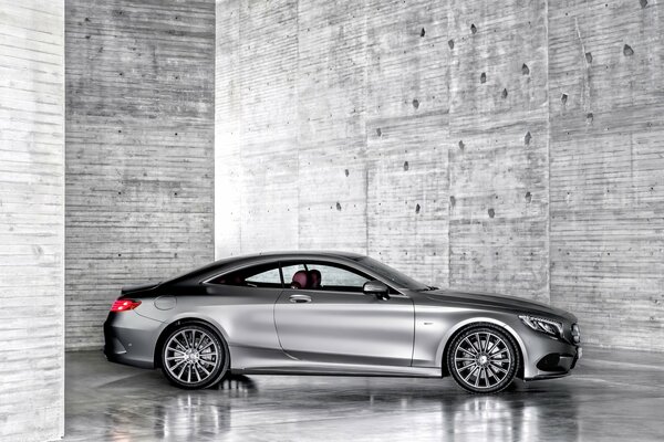 Srebrny Mercedes Benz na szarym tle