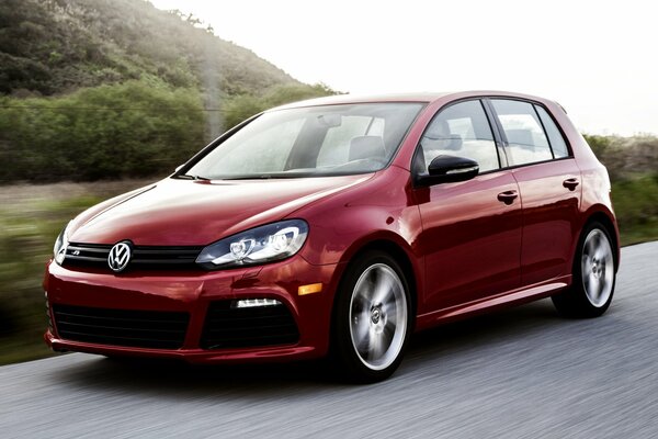Volkswagen, golf w kolorze czerwonym w podróży