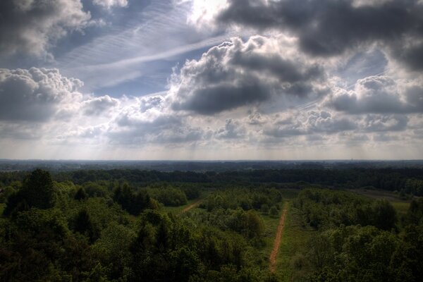 Piękne chmury nad drzewami i drogą