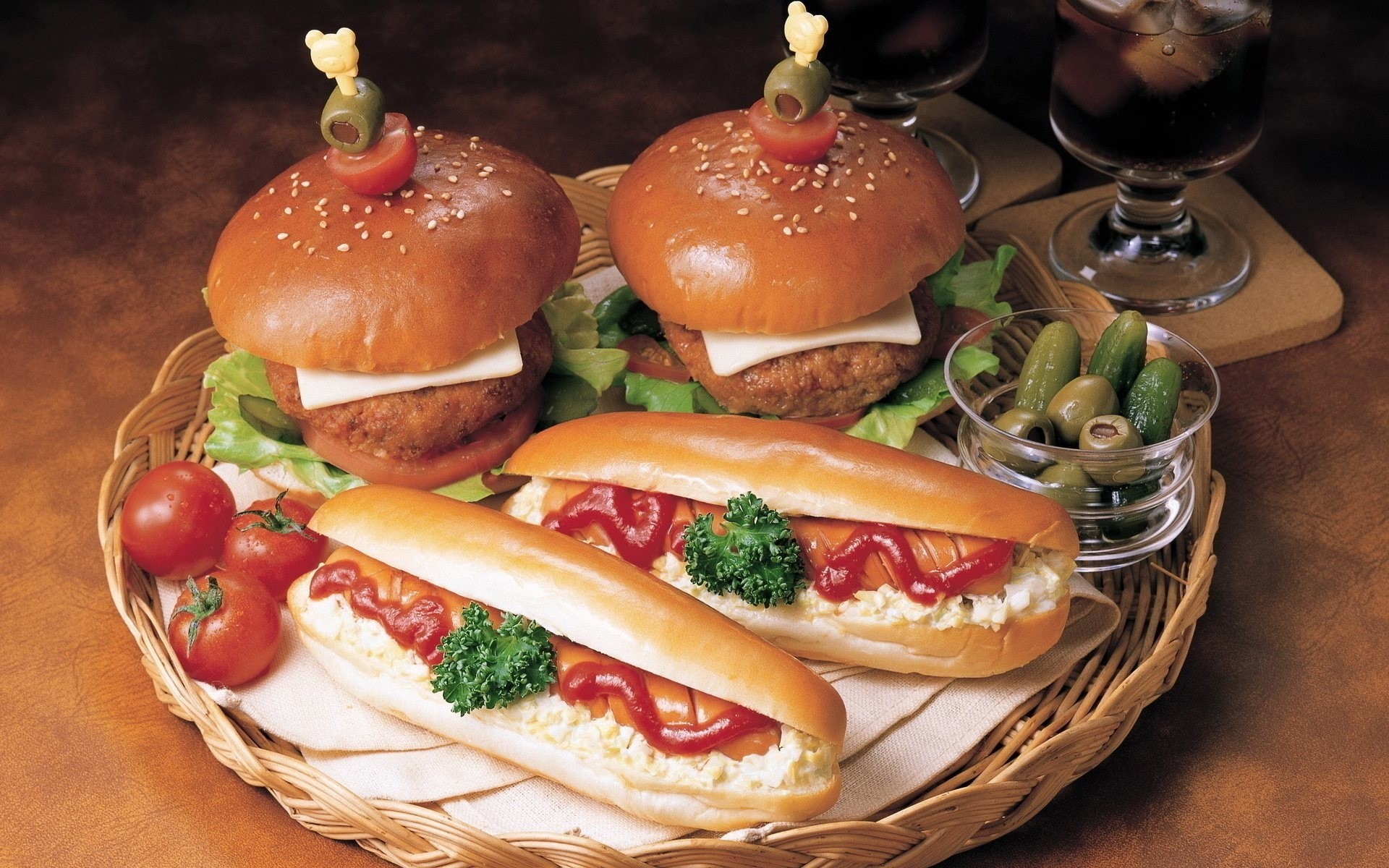 taca kotlety kanapki szklanki hamburgery