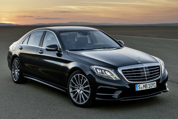 Mercedes Benz na pustym asfaltowym terenie