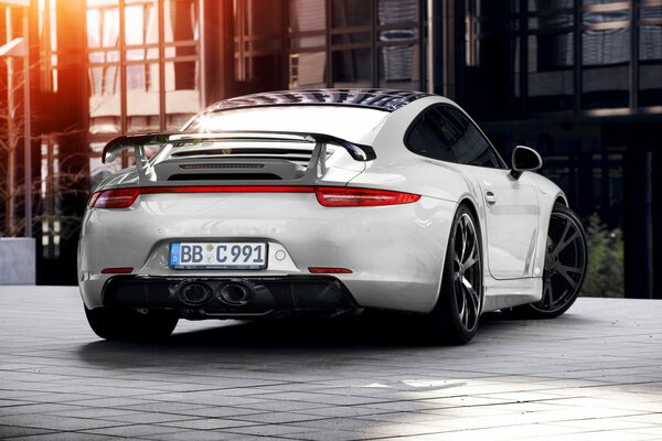 Białe Porsche w pięknym parkingu