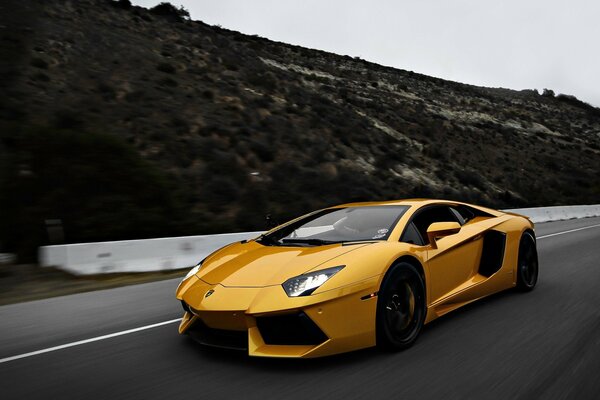 Elegancki żółty Lamborghini Ip700-4 supersamochód uwielbia prędkość i egzotyczne miejsca