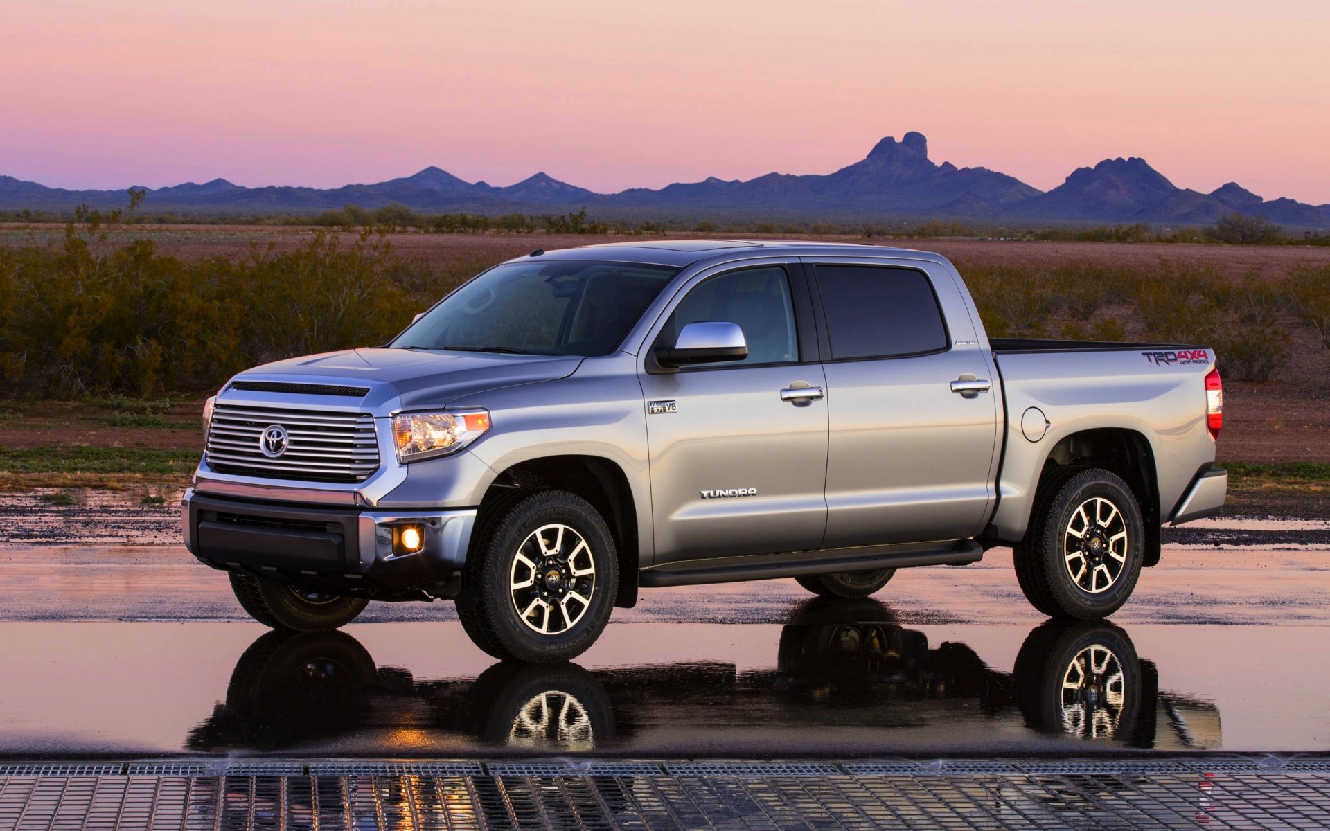 toyota tundra pickup wieczór samochód szary toyota odbicie widok z boku