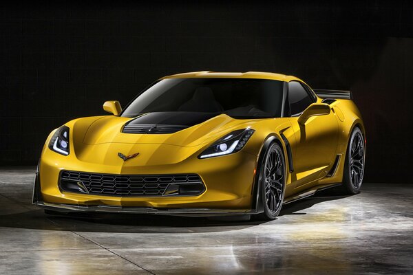 Chevrolet Corvette w Kolorze Żółtym na szarym tle