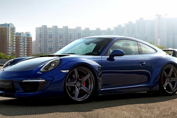 Porsche carrera 911 na tle wieżowców