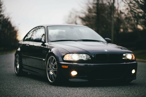 Samochód bmw M3 na drodze