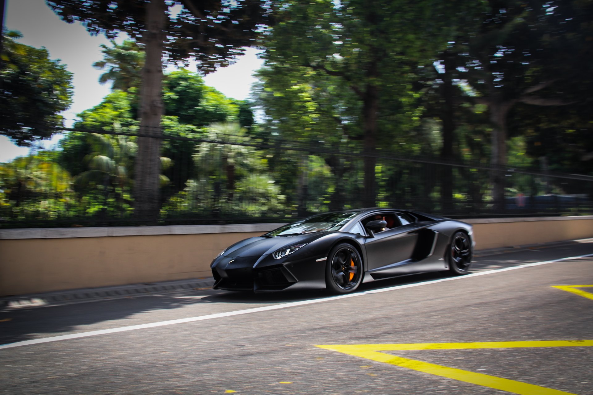 lamborghini aventador lp700-4 черный ламборгини авентадор вид сбоку дорога разметка тень деревья ограждение