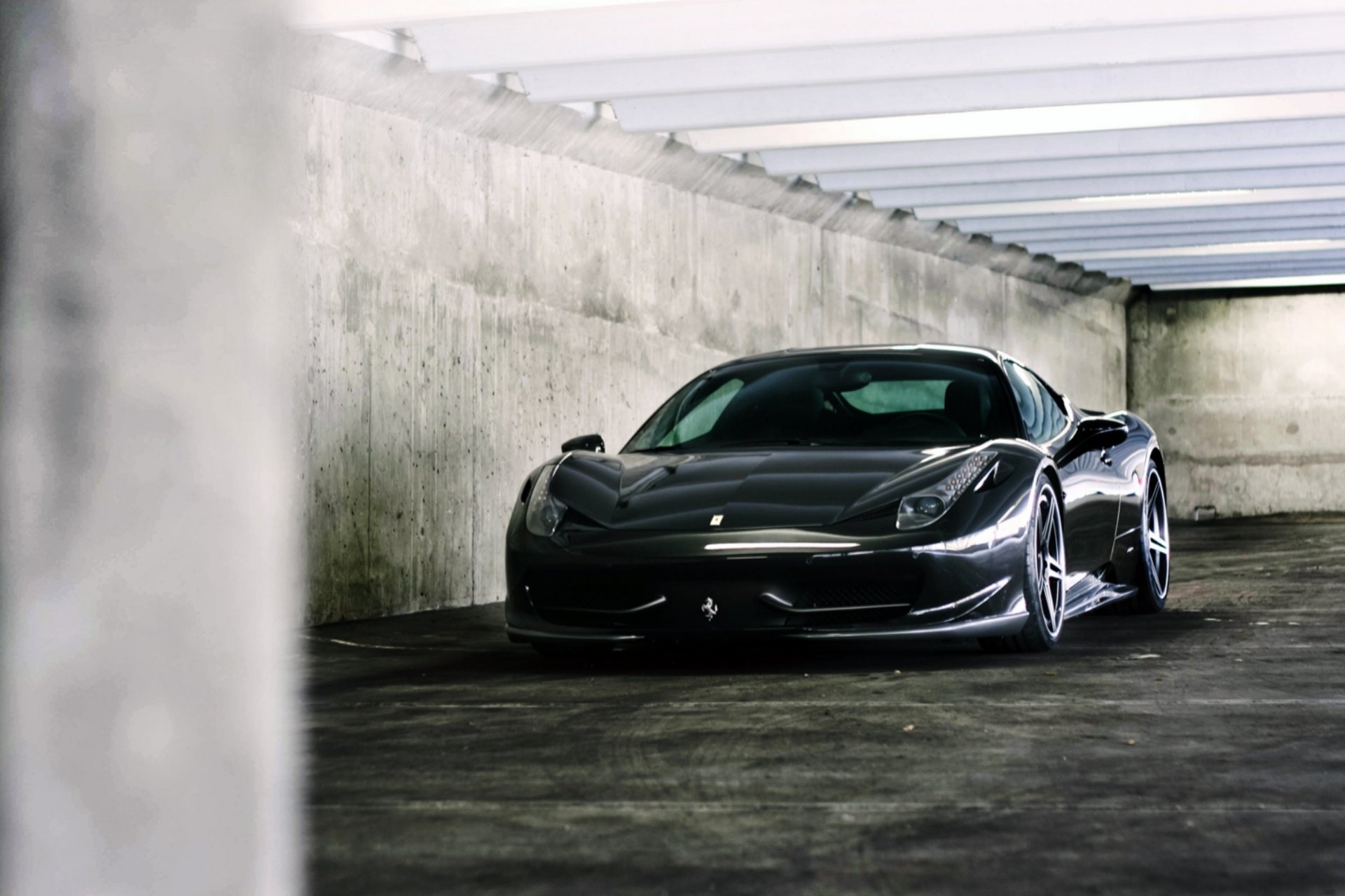 ferrari 458 italia черный феррари италия стена парковка лампы отражение