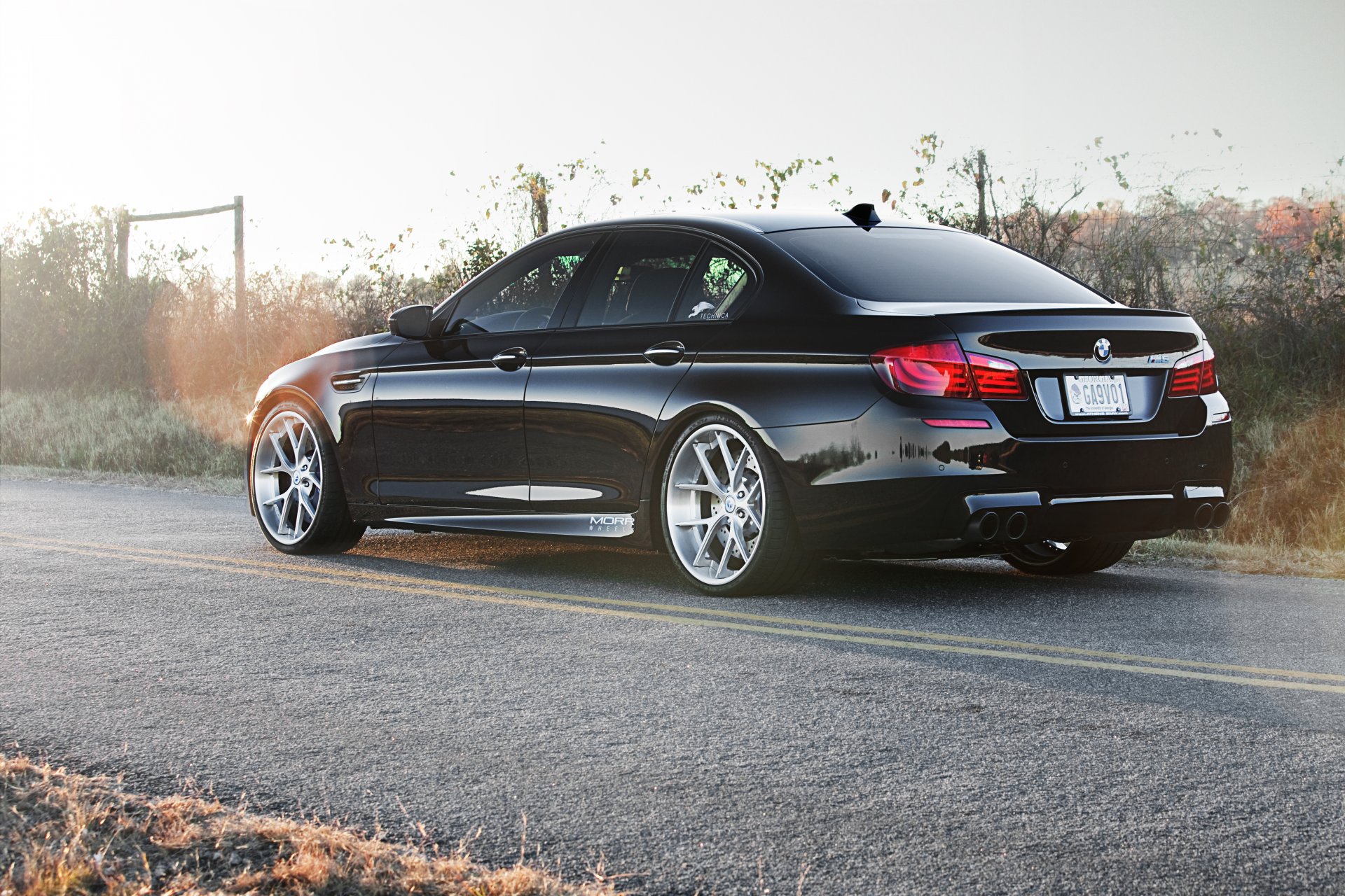 bmw m5 f10 черный бмв вид сзади дорога разметка