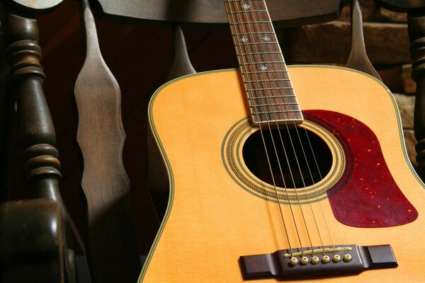 Gitara w fotelu czeka na skrzydłach