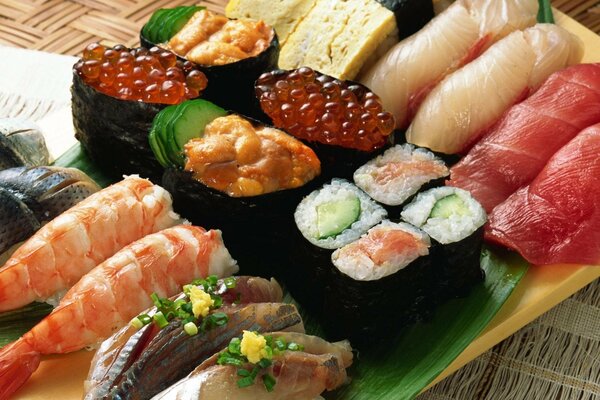 Bułki i sushi z owocami morza