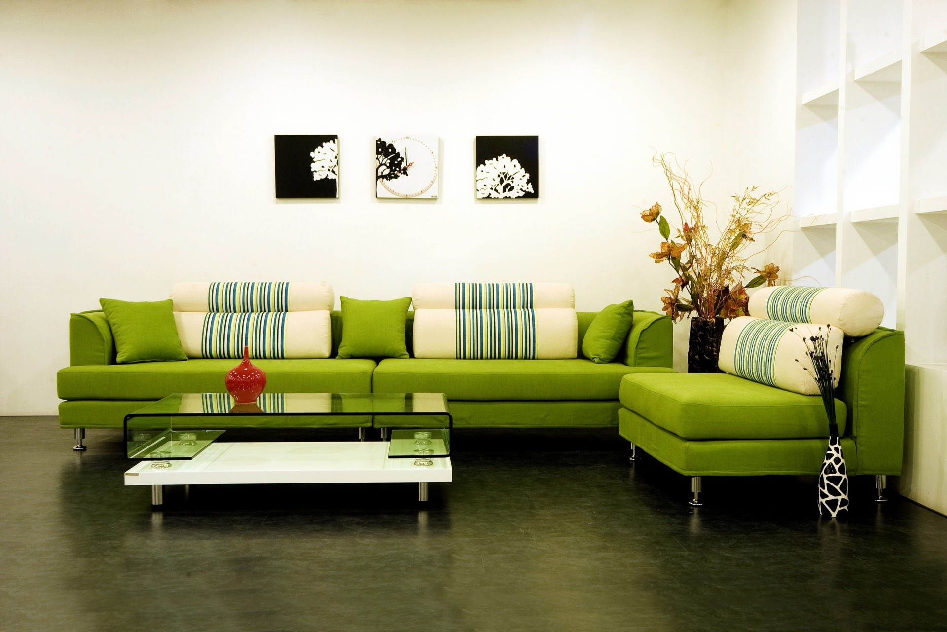 design sofa styl poduszki salon zieleń wazon