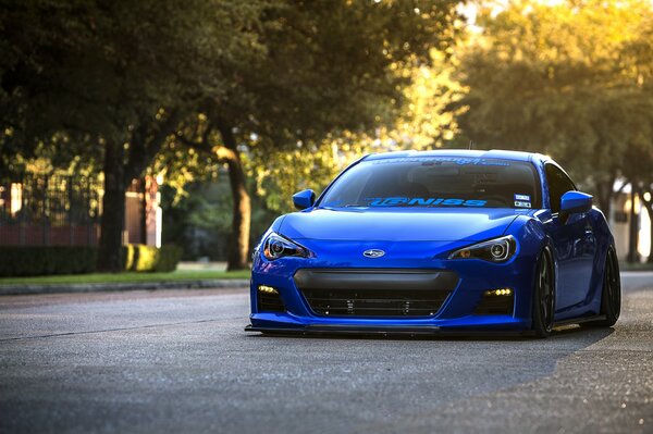 Tapeta z Niebieskim subaru brz na tle parku