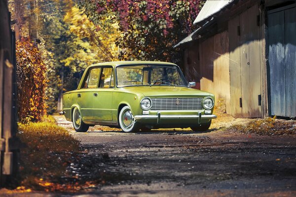 Zielony retro samochód Lada