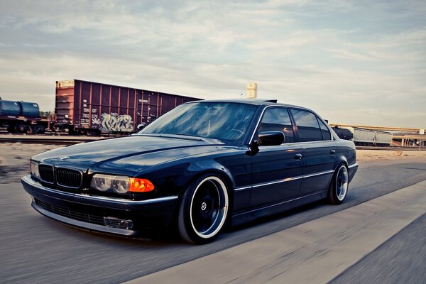 Niebieskie bmw 740i w drodze na dworzec