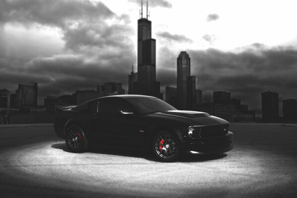 Ford Mustang zasnął w śpiącym mieście