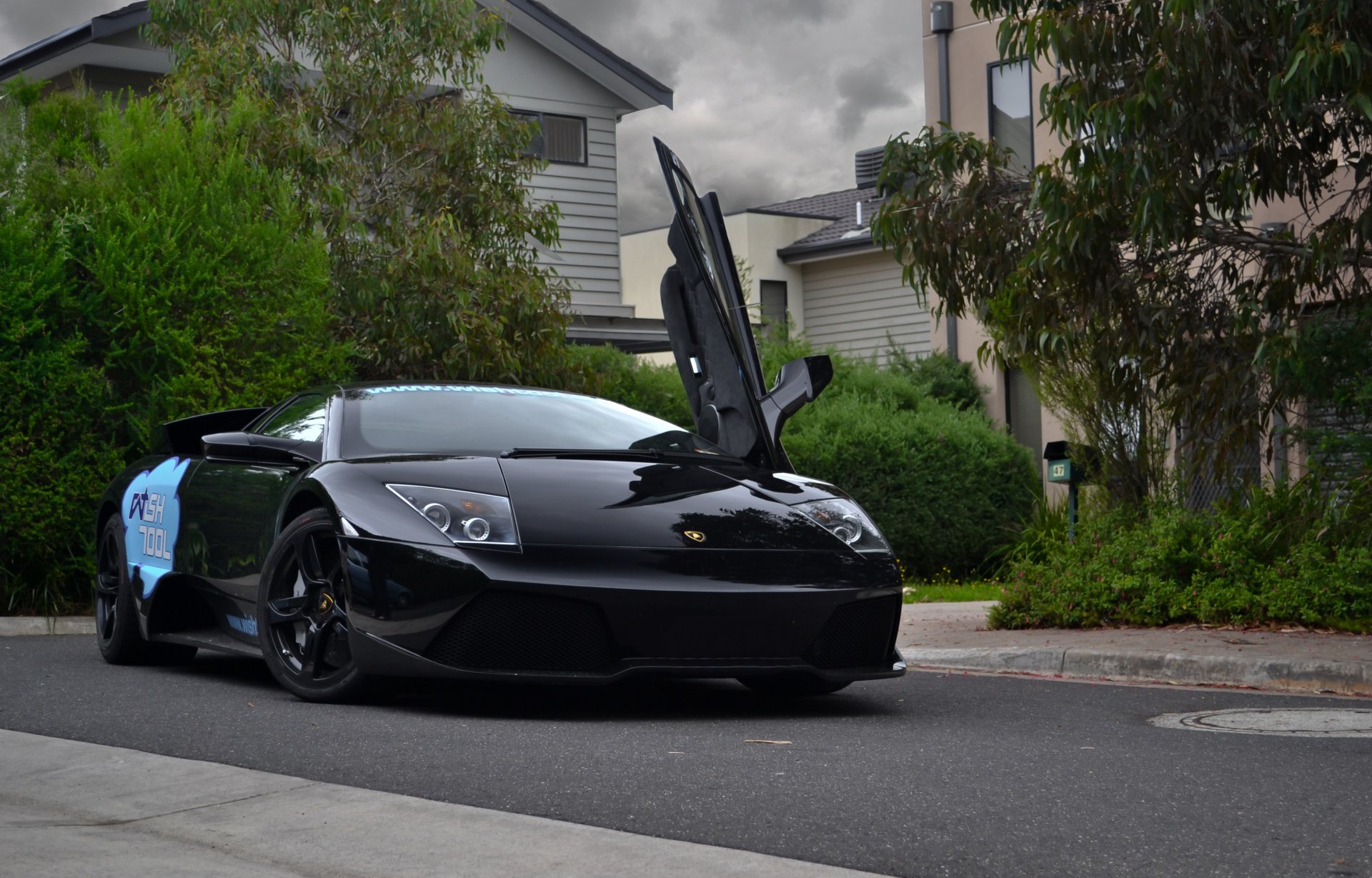 lamborghini murcielago lp560 черный ламборгини мурсиэлаго вид спереди деревья здания