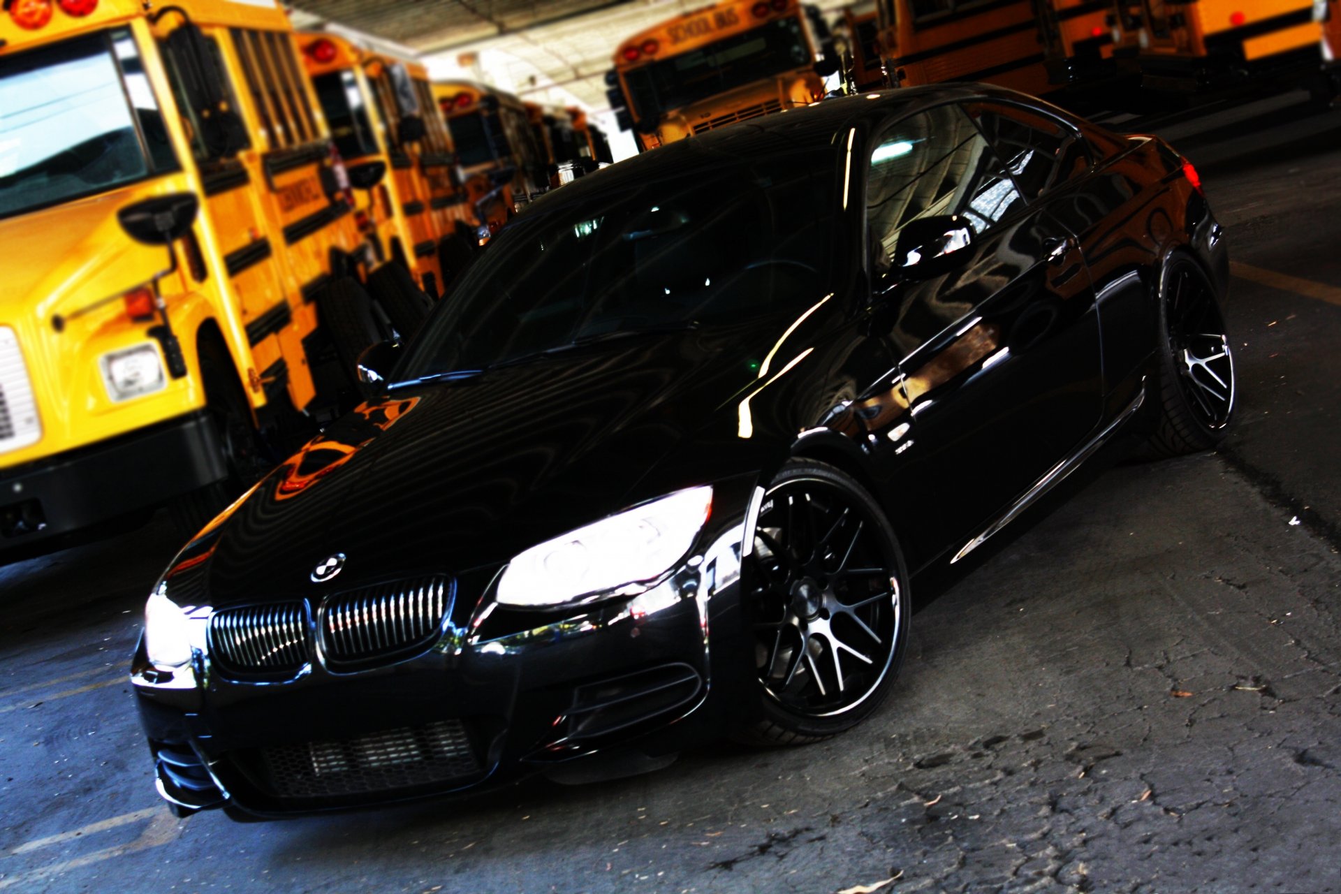 bmw 335i czarny bmw widok z przodu światła reflektorów autobus szkolny