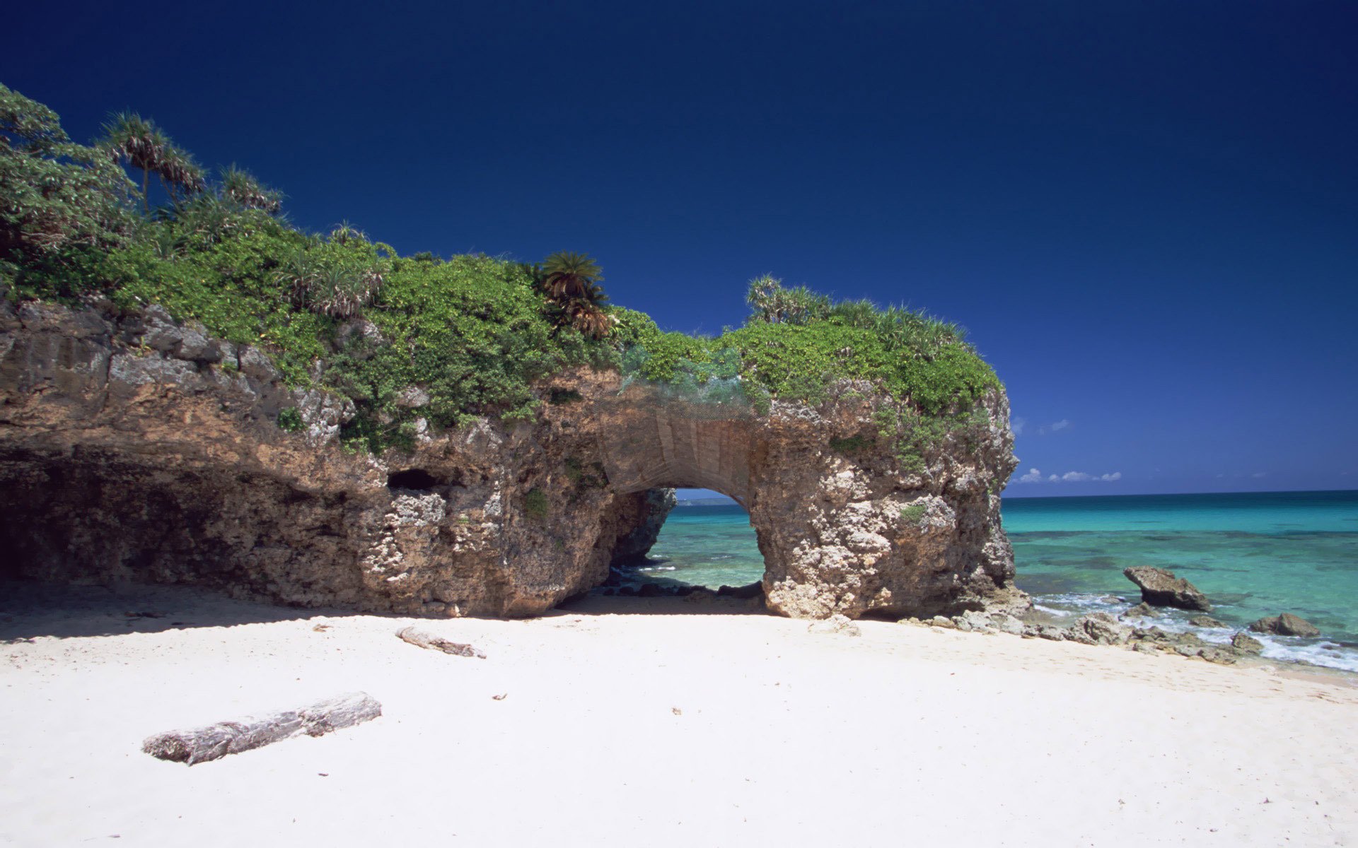 okinawa klify morze ocean piasek plaża japonia łuk