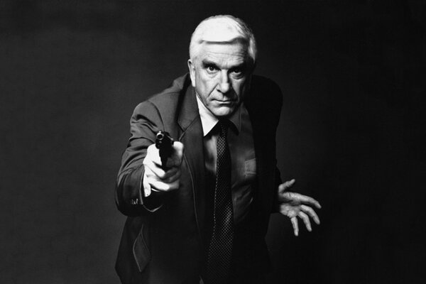Główny bohater filmu Naga broń Leslie Nielsen
