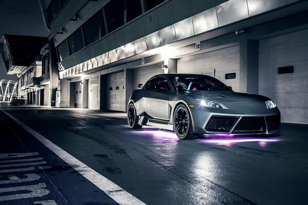 Piękna Mazda RH-8 na nocnej drodze