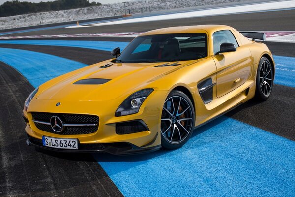 Żółty Mercedes na torze wyścigowym