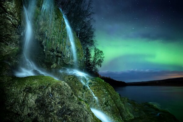 Северное сияние с водопадом ночью