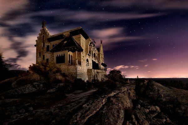 Starożytny zamek na tle nocnego nieba