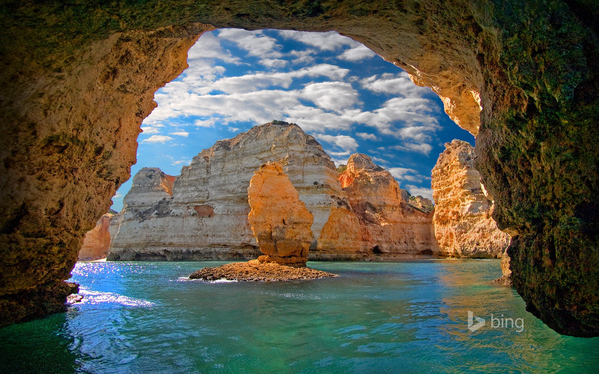 ponta da piedade lagos portugalia morze skały jaskinia grota łuk niebo chmury