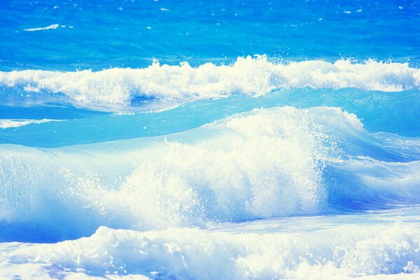 Fale błękitnego oceanu rozbijają się o brzeg