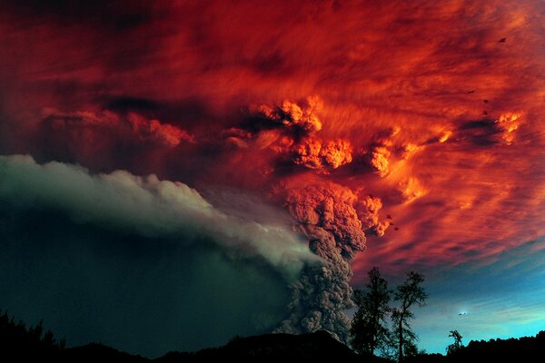 Erupcja wulkanu na czerwonym niebie