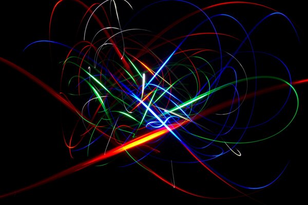 Abstrakcyjne geometryczne tło z wielokolorowymi chaotycznymi liniami