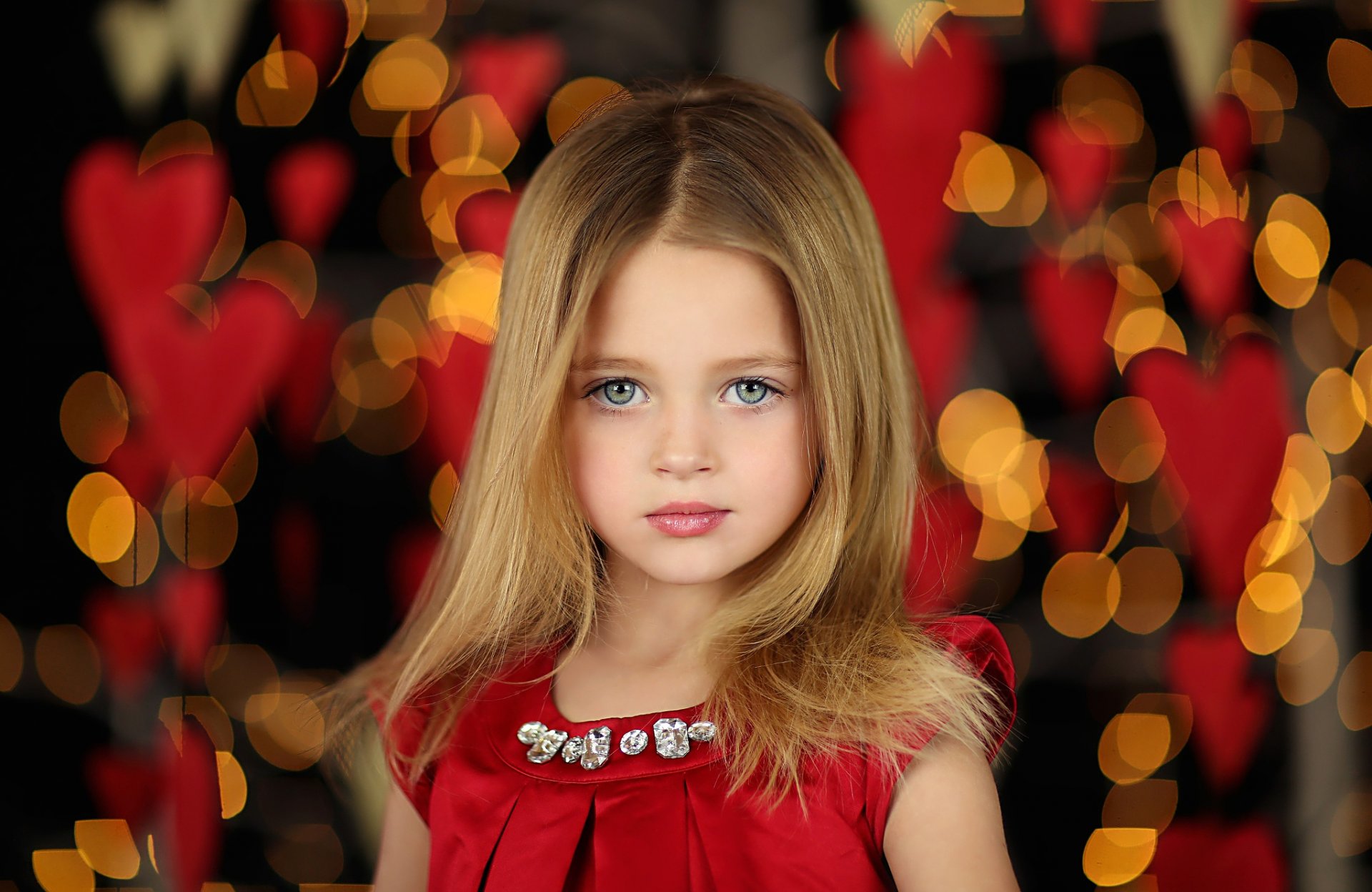 dziewczyna portret fryzura biżuteria sukienka tło bokeh serca