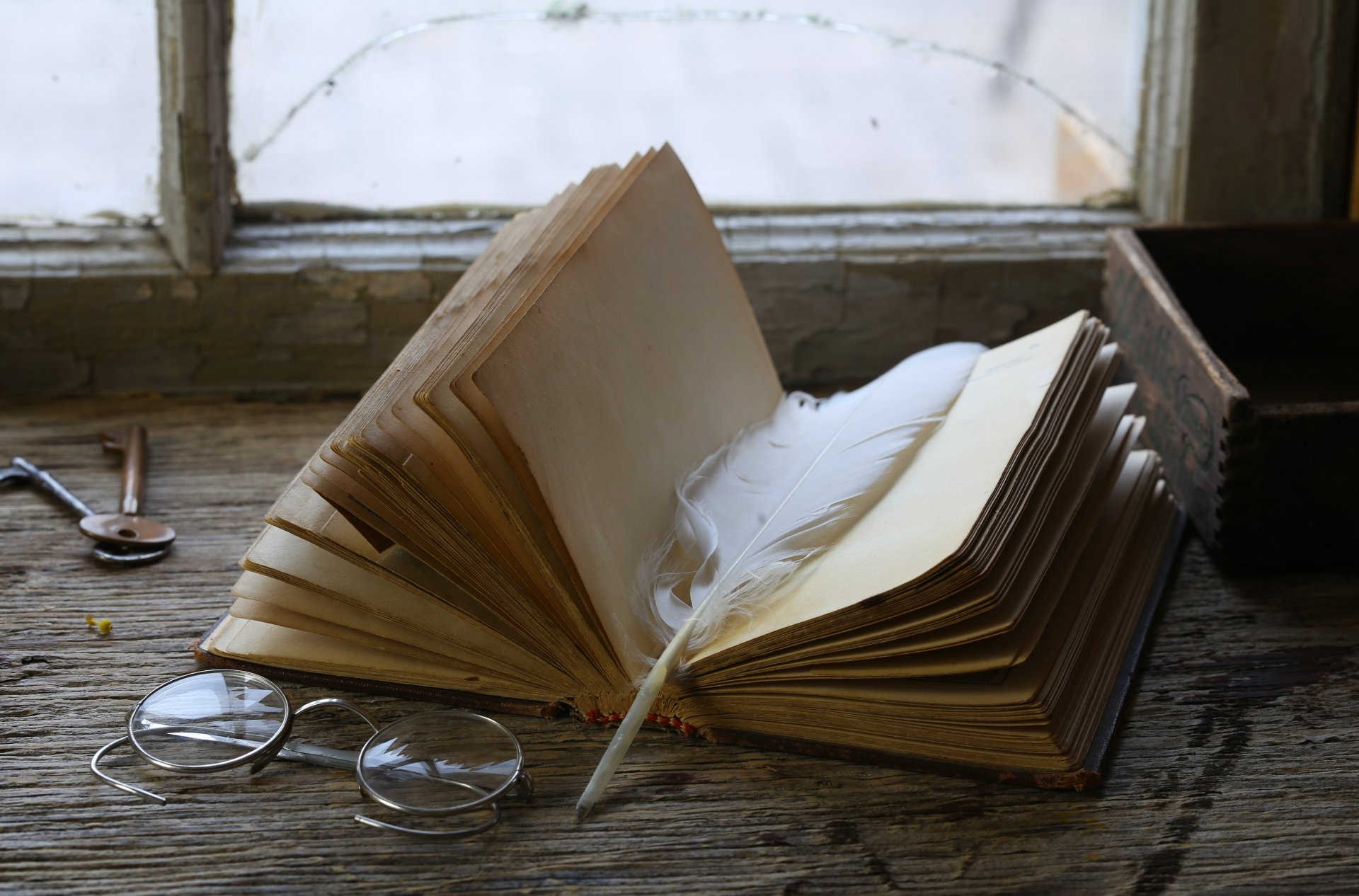 старинные винтаж книга подоконник очки ключи перо