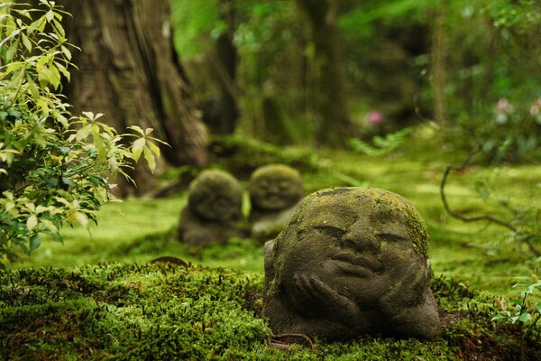 Скульптуры sanzen -в храме японии в лесу