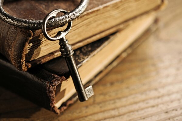 Старинная книга с ключом на кольце