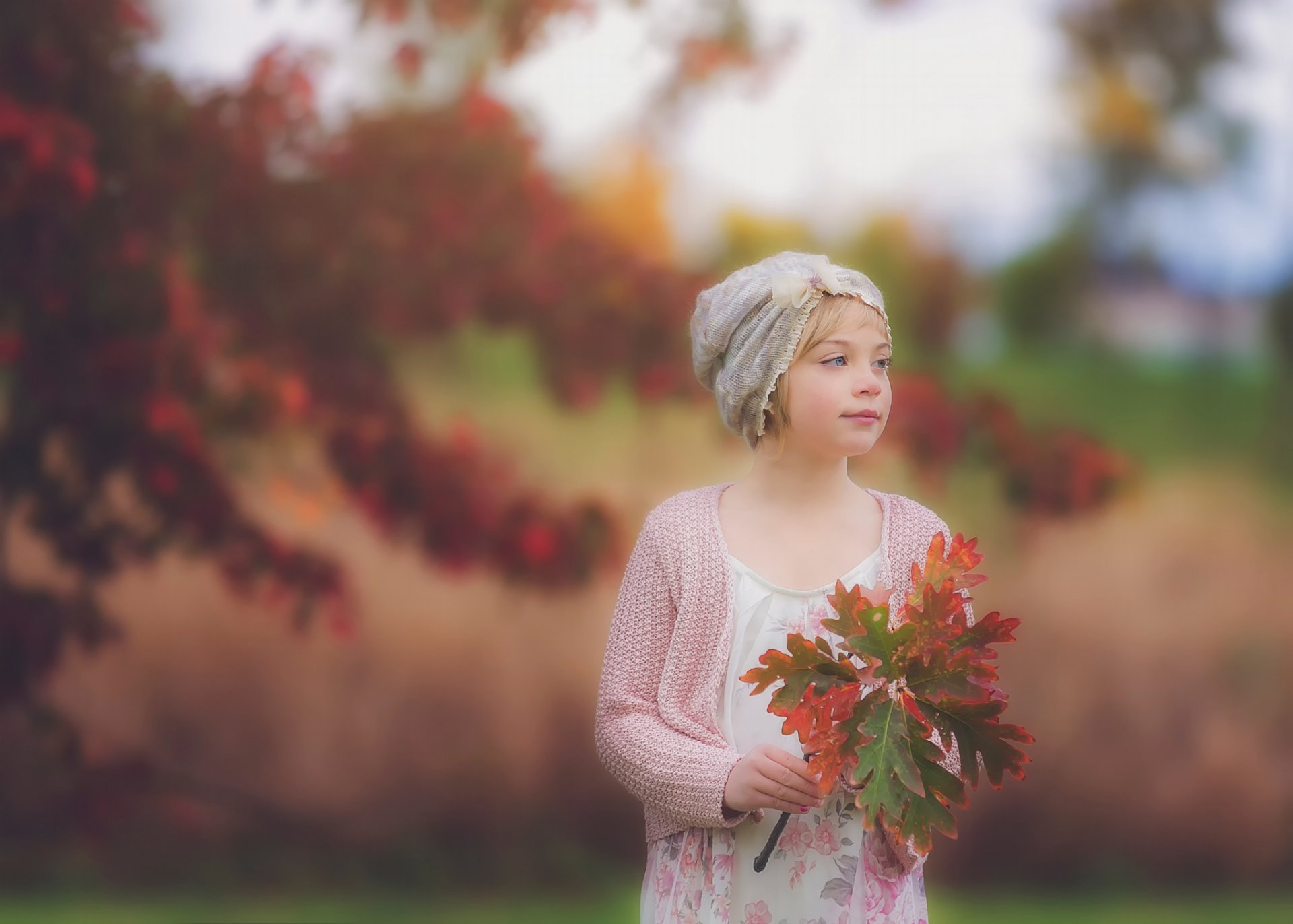 dziewczyna jesienny portret liście bokeh