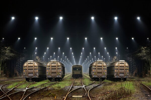 Nocne D. D Wagony wśród reflektorów