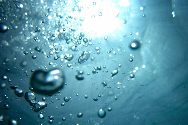 Пузырьки в голубой глубокой воде