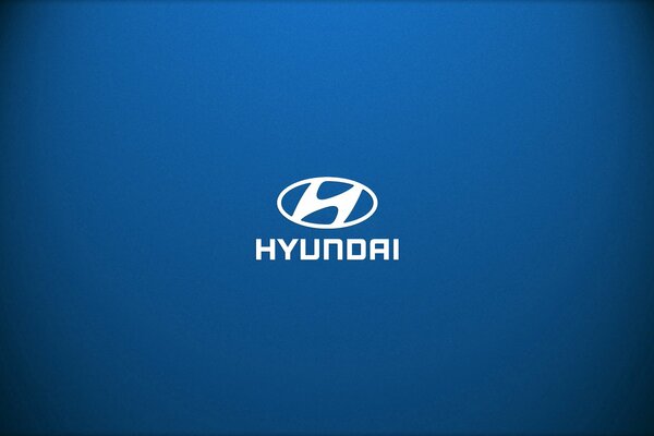 Logo samochodu Hyundai na niebieskim tle