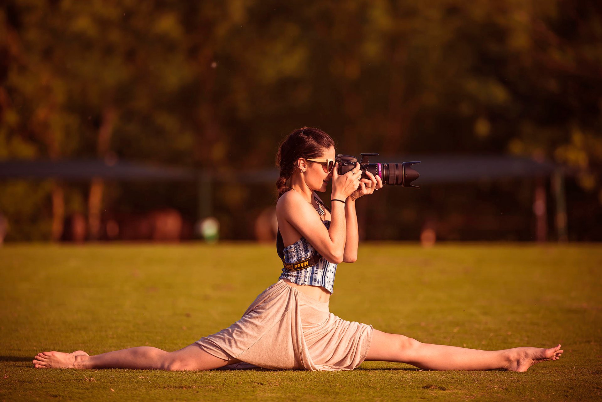 dziewczyna fotograf okulary aparat szpagat