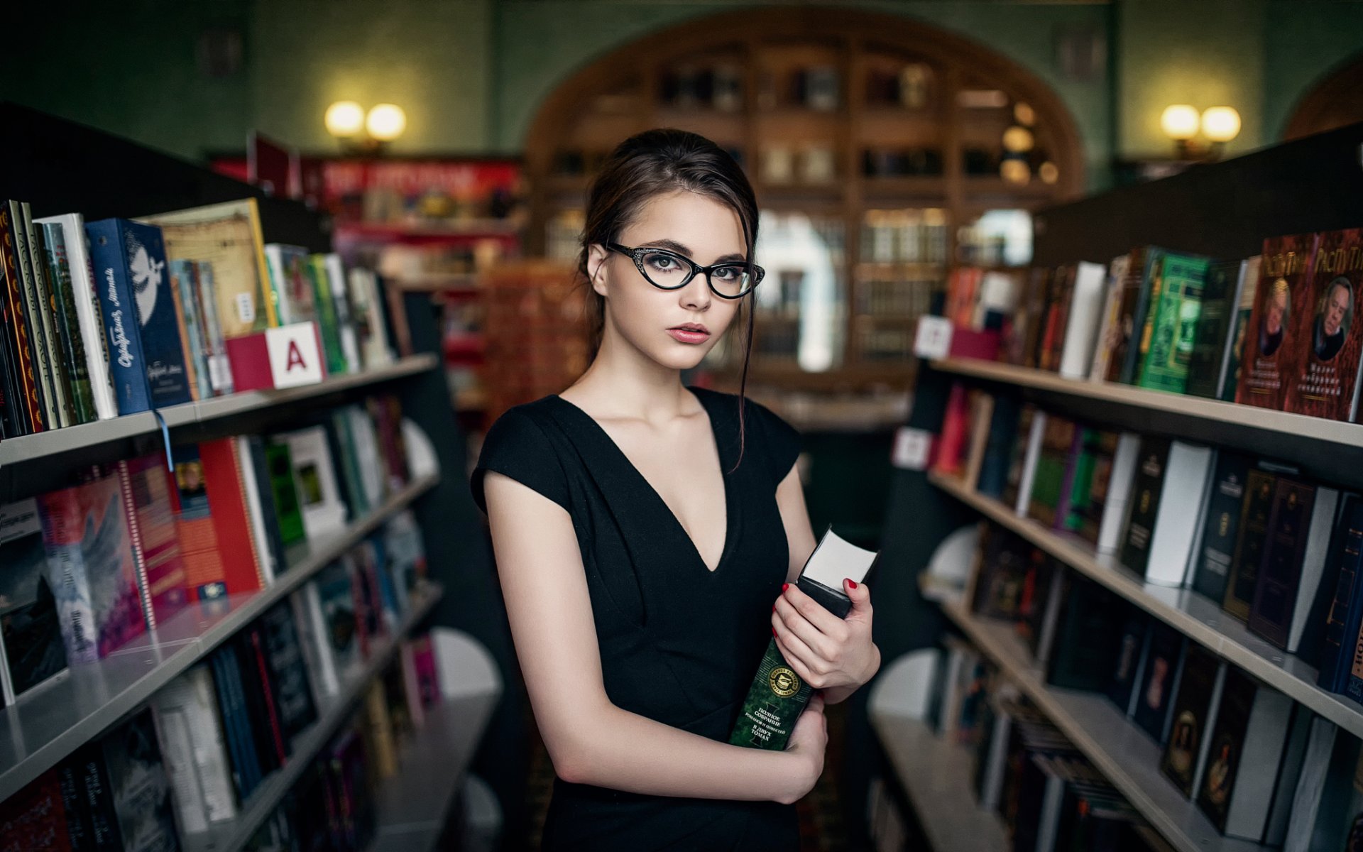 октябрина максимова книги дает нам крылья девушка книги максим гусельников
